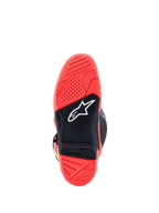 Botas Alpinestars Tech 7, vista de la suela, rojo flúor brillante y negro, con una suela de goma texturizada de doble compuesto, logotipo de estrella de Alpinestars en blanco e indicador de límite de desgaste