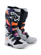 Botas Alpinestars Tech 7, botas de motocross, negro, gris claro, naranja flúor y magenta, con sistema de cierre de hebillas múltiples, carcasa de TPU reforzada y logotipos de alto contraste, diseñadas para competición todoterreno profesional y protección