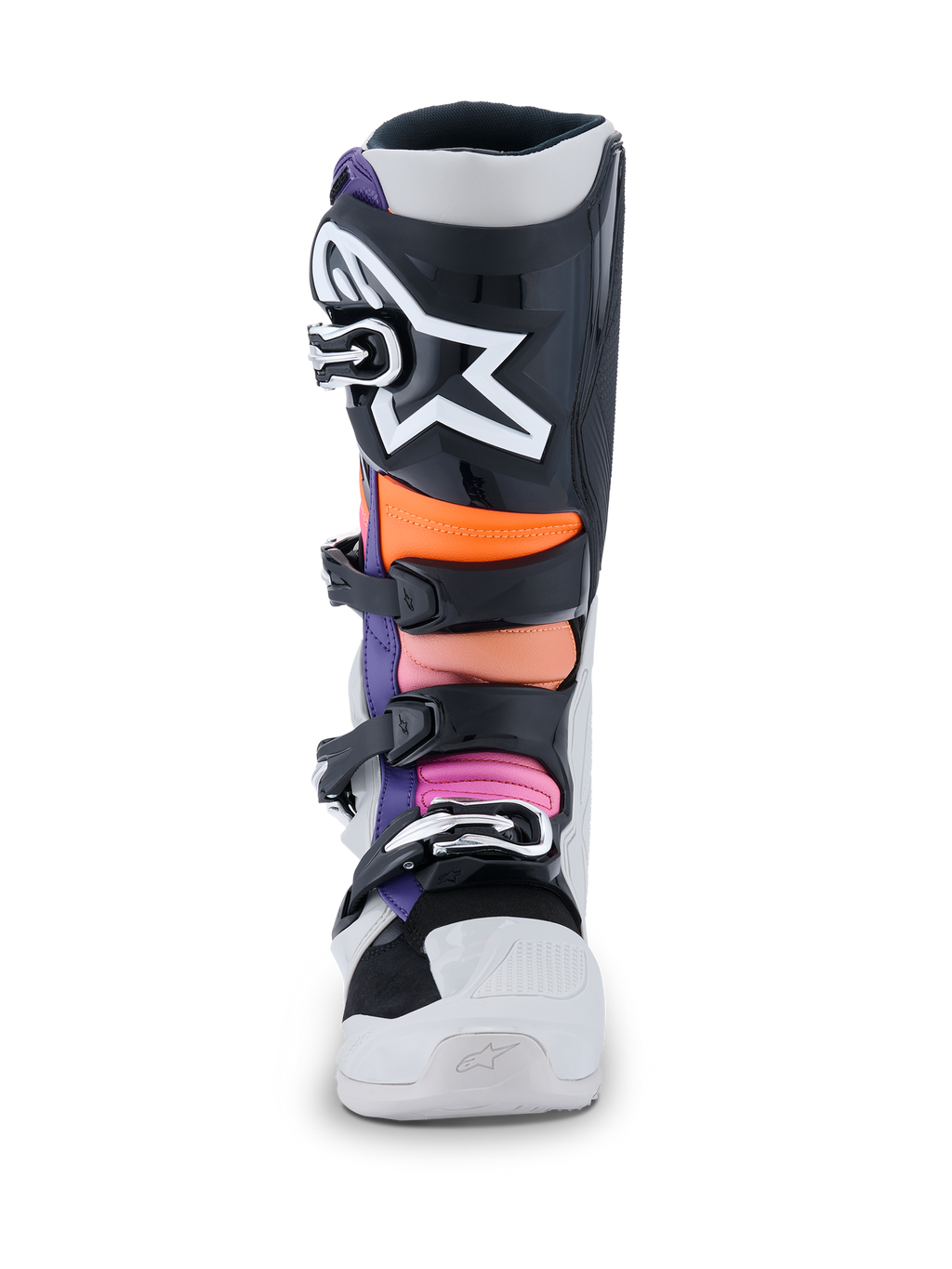 Botas Alpinestars Tech 7, botas de motocross, negro, gris claro, naranja flúor y magenta, vista frontal con una placa de espinilla negra con un gran logotipo de estrella de Alpinestars en blanco, zonas acolchadas multicolores en naranja y rosa, y un chasis blanco duradero con hebillas negras.