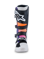 Botas Alpinestars Tech 7, botas de motocross, negro, gris claro, naranja flúor y magenta, vista frontal con una placa de espinilla negra con un gran logotipo de estrella de Alpinestars en blanco, zonas acolchadas multicolores en naranja y rosa, y un chasis blanco duradero con hebillas negras.