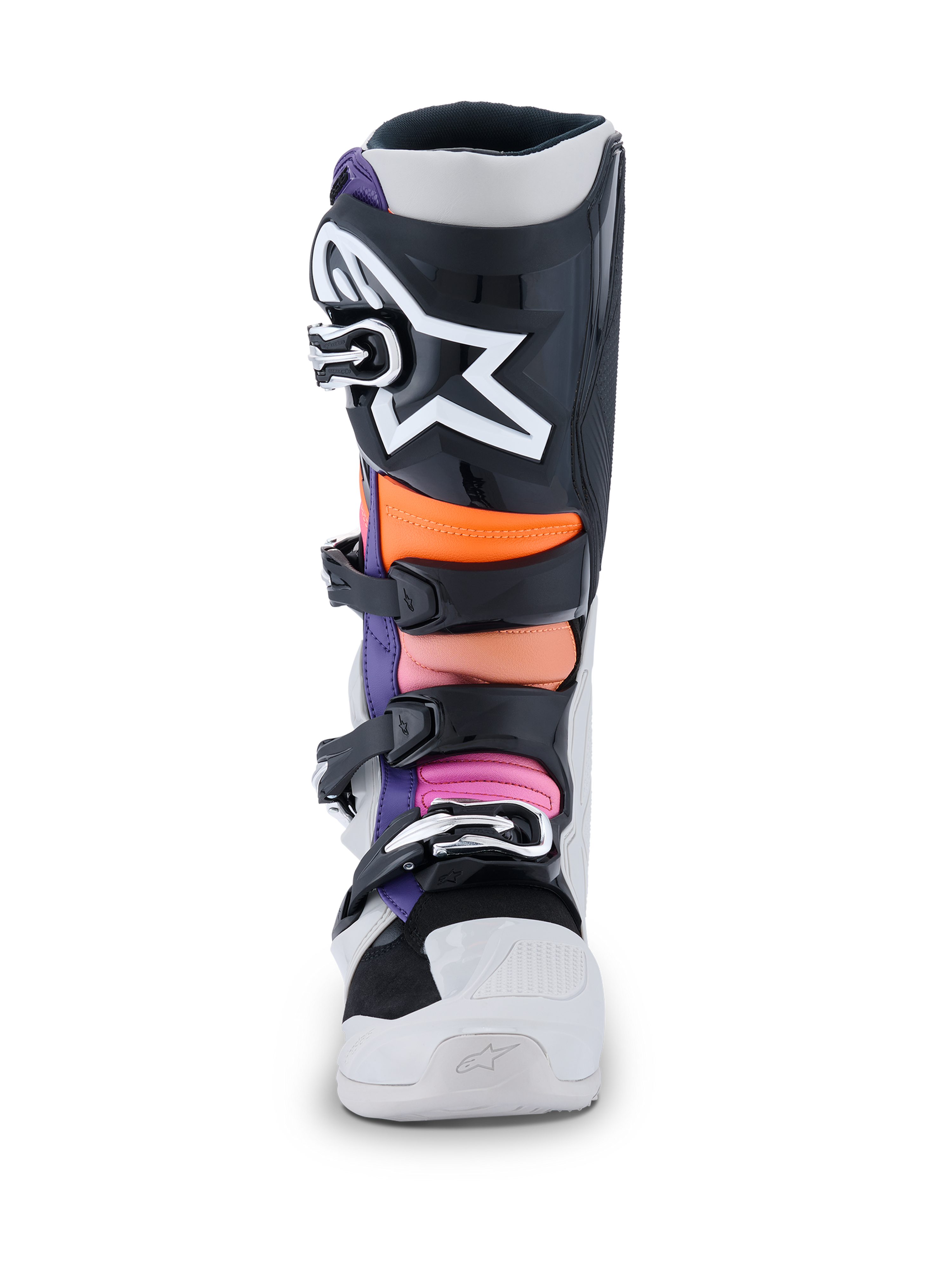 Botas Alpinestars Tech 7, botas de motocross, negro, gris claro, naranja flúor y magenta, vista frontal con una placa de espinilla negra con un gran logotipo de estrella de Alpinestars en blanco, zonas acolchadas multicolores en naranja y rosa, y un chasis blanco duradero con hebillas negras.