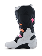 Botas Alpinestars Tech 7, botas de motocross, negro, gris claro, naranja flúor y magenta, perfil lateral medial con carcasa inferior gris claro, paneles de TPU negros con la marca Tech 7 y detalles vibrantes en naranja y magenta.