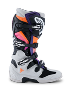 Botas Alpinestars Tech 7, botas de motocross, negro, gris claro, naranja flúor y magenta, vista lateral, con sistema de cierre de hebillas múltiples, carcasa protectora de TPU y paneles de colores vibrantes para carreras de motocross