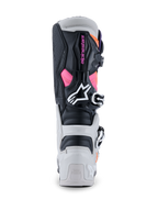 Botas Alpinestars Tech 7, botas de motocross, negro, gris claro, naranja flúor y magenta, vista trasera que muestra los protectores de TPU en el talón y la pantorrilla, marca Alpinestars en rosa, logotipo blanco y sistema de hebillas duradero