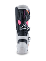 Botas Alpinestars Tech 7, botas de motocross, negro, gris claro, naranja flúor y magenta, vista trasera que muestra los protectores de TPU en el talón y la pantorrilla, marca Alpinestars en rosa, logotipo blanco y sistema de hebillas duradero