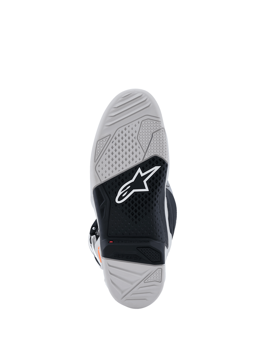 Vista de la suela de las botas Alpinestars Tech 7, botas de motocross, gris claro y negro, con una suela de caucho vulcanizado de doble compuesto, logotipo de Alpinestars en blanco, indicador de límite de desgaste rojo y patrón de agarre con textura de alta tracción.