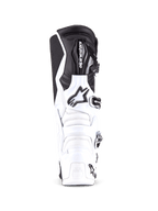 Botas Alpinestars Tech 7, botas de motocross profesionales en blanco y negro, vista frontal que muestra la placa de espinilla reforzada con el logo de Alpinestars, sistema de cierre de múltiples hebillas y construcción duradera de TPU para conducción off-road