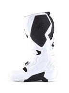 Botas Alpinestars Tech 7, botas de motocross, blancas y negras, perfil lateral medial que presenta un gran panel de protección interno para la pantorrilla con la marca Tech 7, construcción en TPU blanco y superficies de agarre texturizadas.