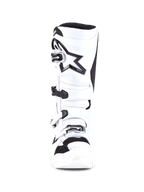 Botas Alpinestars Tech 7, botas de motocross, blancas y negras, vista frontal con sistema de cierre de cuatro hebillas, logotipo de estrella negra grande en la espinilla, carcasa protectora de TPU y puntera reforzada para carreras de motocross