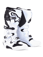 Botas Alpinestars Tech 7, botas de motocross, blancas y negras, con un sistema de cierre de cuatro hebillas con herrajes plateados y negros, logotipo destacado de Alpinestars en la espinilla y paneles de TPU reforzados para protección off-road