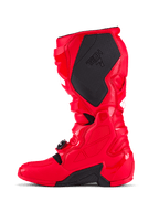Botas Alpinestars Tech 7, botas de motocross, rojo brillante, vista lateral medial que presenta un gran panel de agarre negro texturizado con la marca Tech 7, carcasa protectora de TPU y sistema de cierre de hebilla ajustable para competición off-road