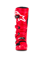 Botas Alpinestars Tech 7, botas de motocross, color rojo brillante, vista frontal con el logo de la estrella blanca en la espinilla, cierres de hebilla negros y carcasa protectora de TPU de alto rendimiento.