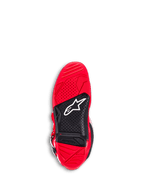Botas Alpinestars Tech 7, botas de motocross, rojo brillante, vista inferior de la suela con caucho de doble compuesto rojo y negro, agarre texturizado para las estriberas, logotipo Astar blanco e indicador de límite de desgaste visible.