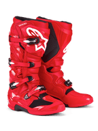 Botas Alpinestars Tech 7, botas de motocross, rojo brillante, con logo blanco de Astars en la espinilla, sistema de cierre de hebillas plateadas y negras, y carcasa protectora de TPU para rendimiento off-road