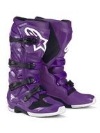 Botas Alpinestars Tech 7, botas de motocross, moradas, con hebillas negras y un gran logotipo de Astars en blanco, diseño protector de alto rendimiento con cierre de cuatro correas y carcasa de TPU duradera para carreras todoterreno