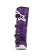 Botas Alpinestars Tech 7, botas de motocross moradas, vista frontal, con cuatro hebillas negras, logo Alpinestars blanco en la placa de la espinilla, carcasa de TPU duradera y construcción sintética para protección off-road