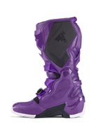Botas Alpinestars Tech 7, botas de motocross moradas, vista de perfil lateral que muestra la protección de la pantorrilla con textura negra y la marca TECH 7, carcasa de TPU morada, sistema de hebillas seguro y detalles blancos en la suela, calzado especializado para carreras todoterreno