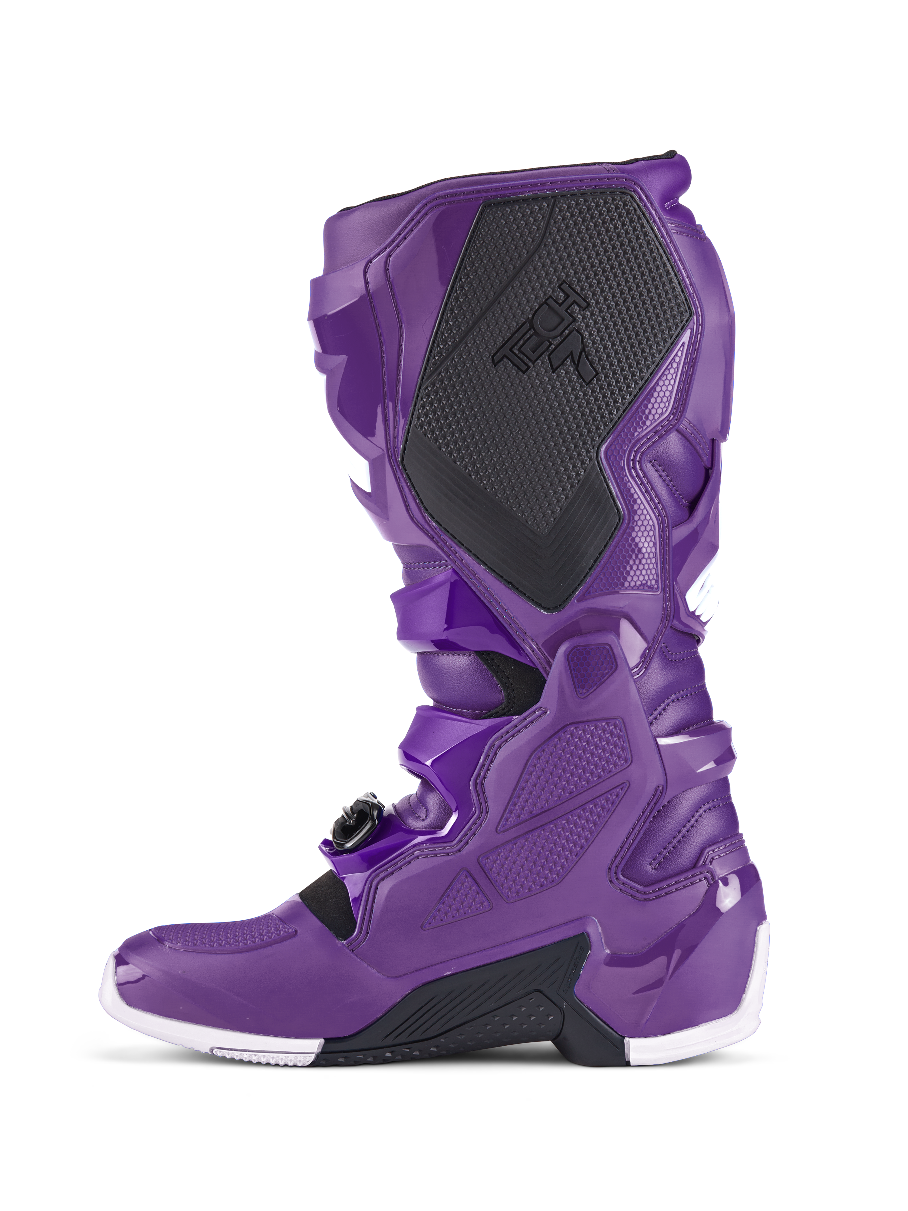 Botas Alpinestars Tech 7, botas de motocross moradas, vista de perfil lateral que muestra la protección de la pantorrilla con textura negra y la marca TECH 7, carcasa de TPU morada, sistema de hebillas seguro y detalles blancos en la suela, calzado especializado para carreras todoterreno