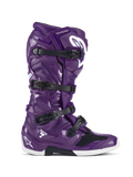 Botas Alpinestars Tech 7, botas de motocross todoterreno, morado brillante con hebillas negras y detalles blancos, vista lateral, sistema de cierre de cuatro correas, logotipo de estrella blanco en el talón y la espinilla, construcción de TPU duradera para rendimiento off-road