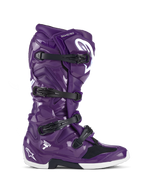 Botas Alpinestars Tech 7, botas de motocross todoterreno, morado brillante con hebillas negras y detalles blancos, vista lateral, sistema de cierre de cuatro correas, logotipo de estrella blanco en el talón y la espinilla, construcción de TPU duradera para rendimiento off-road