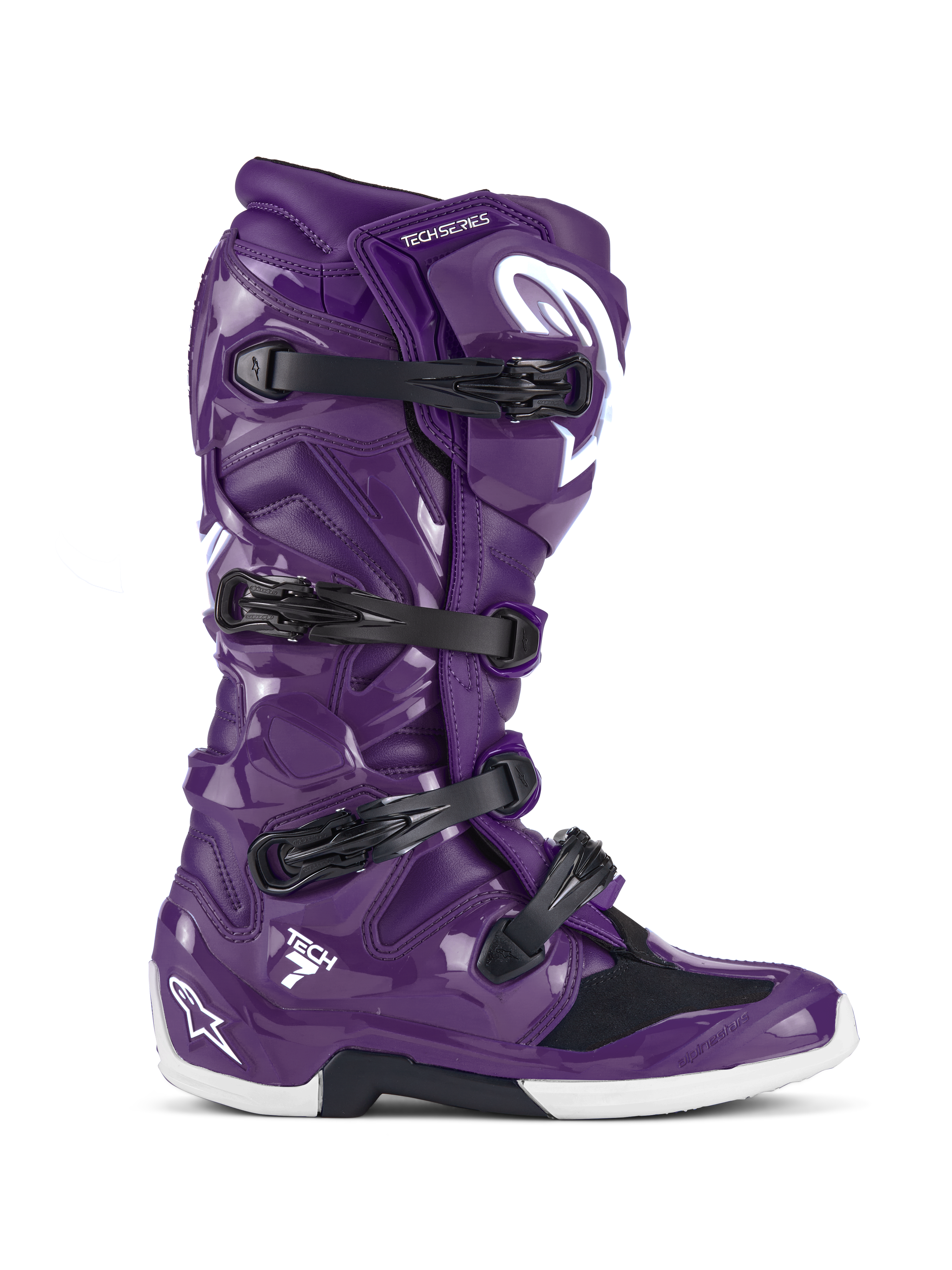 Botas Alpinestars Tech 7, botas de motocross todoterreno, morado brillante con hebillas negras y detalles blancos, vista lateral, sistema de cierre de cuatro correas, logotipo de estrella blanco en el talón y la espinilla, construcción de TPU duradera para rendimiento off-road