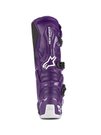 Botas Alpinestars Tech 7, botas de motocross, moradas, vista trasera que muestra el logo blanco de Alpinestars y la marca Tech Series en el talón, cierres de hebilla negros, construcción duradera de TPU y material sintético para carreras todoterreno