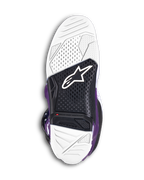 Botas Alpinestars Tech 7, botas de motocross moradas, vista de la suela que muestra el caucho vulcanizado de doble compuesto en blanco y negro, con el logotipo de Alpinestars y un indicador de límite de desgaste rojo visible para rendimiento off-road.
