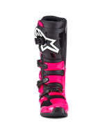 Botas Alpinestars Tech 7, botas de motocross, Diva Pink Black, vista frontal, con carcasa y correas de TPU en rosa brillante, espinillera negra con un gran logotipo de la estrella de Alpinestars en blanco y hebillas negras seguras.