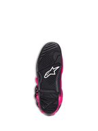 Botas Alpinestars Tech 7, botas de motocross, rosa diva y negro, vista inferior de la suela que muestra la goma negra texturizada, el logotipo blanco de Alpinestars y el indicador de límite de desgaste, calzado todoterreno de alto rendimiento