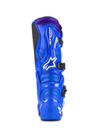 Botas Alpinestars Tech 7, botas de motocross, azul con detalles en púrpura, vista trasera que muestra la protección de TPU, logotipo blanco de Alpinestars en el talón y panel de agarre lateral negro, calzado de alto rendimiento para off-road