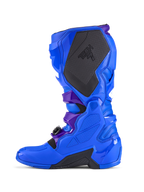 Botas de Motocross Alpinestars Tech 7, azules, vista de perfil lateral, con protección de TPU reforzada, panel de agarre medial negro texturizado con logotipo TECH 7, detalles de correas en morado oscuro y suela negra resistente