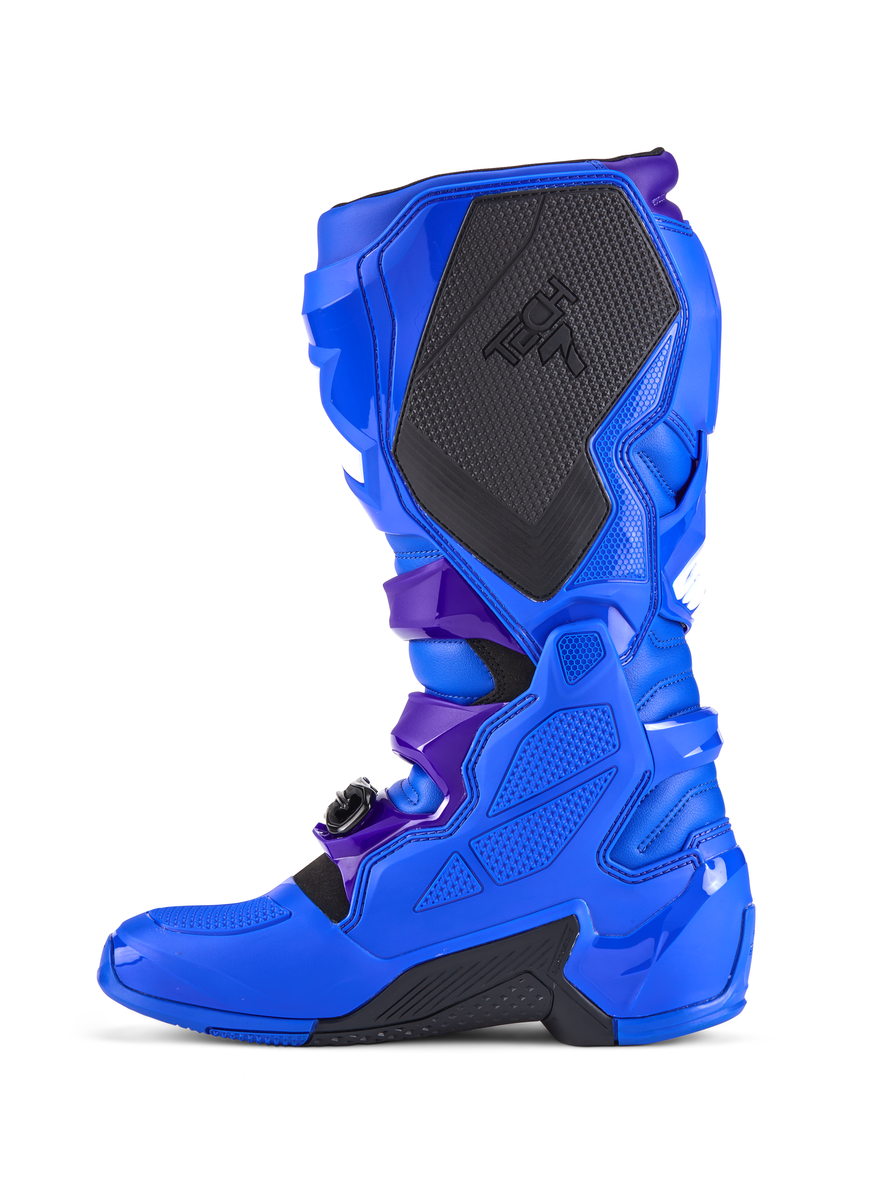 Botas de Motocross Alpinestars Tech 7, azules, vista de perfil lateral, con protección de TPU reforzada, panel de agarre medial negro texturizado con logotipo TECH 7, detalles de correas en morado oscuro y suela negra resistente
