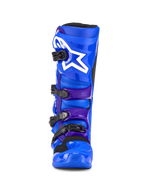 Botas Alpinestars Tech 7, botas de motocross, azul y púrpura, con un logo de estrella blanca en la placa de la espinilla, sistema de cierre de cuatro hebillas y construcción de TPU reforzada para carreras todoterreno, vista frontal