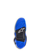 Botas Alpinestars Tech 7, botas de motocross, azul, vista inferior de la suela que muestra goma texturizada azul y negra, logotipo de Alpinestars blanco e indicador de límite de desgaste rojo, calzado todoterreno duradero