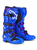 Botas Alpinestars Tech 7, botas de motocross, azules y moradas, con logotipos de Alpinestars en blanco, paneles protectores de TPU, sistema de cierre de cuatro hebillas y un diseño de suela resistente para todoterreno