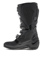 Botas Alpinestars Tech 7 Enduro, Negro, vista de perfil lateral que destaca el lado medial con inserción de goma de panal, paneles protectores de TPU y sistema de cierre de hebillas para rendimiento de motocross todoterreno.
