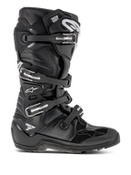 Botas Alpinestars Tech 7 Enduro, botas de motocross negras con cuatro hebillas ajustables y chasis de TPU reforzado, suela robusta con tacos para tracción off-road, logotipo de estrella blanca y marca Tech 7, calzado duradero de alto rendimiento para enduro