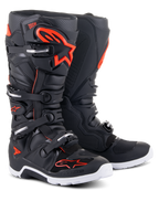 Botas Alpinestars Tech 7 Enduro, botas de motocross, negro y rojo flúor, con suela blanca, sistema de cierre de cuatro hebillas y paneles protectores reforzados con el llamativo logotipo de Alpinestars en rojo
