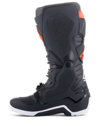 Botas Alpinestars Tech 7 Enduro, negro y rojo fluorescente, vista de perfil medial con paneles de agarre con estructura de panal y suela blanca, botas de alto rendimiento para motociclismo off-road