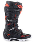 Alpinestars Tech 7 Enduro Boots, botas de motocross y off-road, en negro y rojo flúor, sistema de cierre de cuatro hebillas con detalles plateados, suela robusta en blanco y negro, logotipo de Alpinestars en la puntera y el lateral, protección de nivel profesional para conducción de enduro y trail
