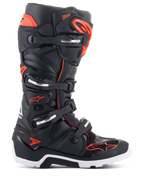 Alpinestars Tech 7 Enduro Boots, botas de motocross y off-road, en negro y rojo flúor, sistema de cierre de cuatro hebillas con detalles plateados, suela robusta en blanco y negro, logotipo de Alpinestars en la puntera y el lateral, protección de nivel profesional para conducción de enduro y trail