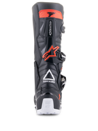 Botas Alpinestars Tech 7 Enduro, negro y rojo fluorescente, vista trasera con logotipo ASTARS blanco, protección de pantorrilla en TPU rojo y detalles en blanco en el talón, calzado duradero para motociclismo off-road