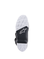 Botas Alpinestars Tech 7 Enduro, vista de la suela que muestra la suela de compuesto diseñada específicamente, diseño bitono en blanco y negro con patrones de agarre texturizados, logo de la estrella blanca e inserto de estribo reemplazable