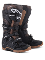 Botas Alpinestars Tech 7 Enduro, negro y marrón oscuro, botas de moto off-road con el logotipo de Alpinestars blanco en la espinilla, sistema de cierre de cuatro hebillas y suelas robustas color canela.