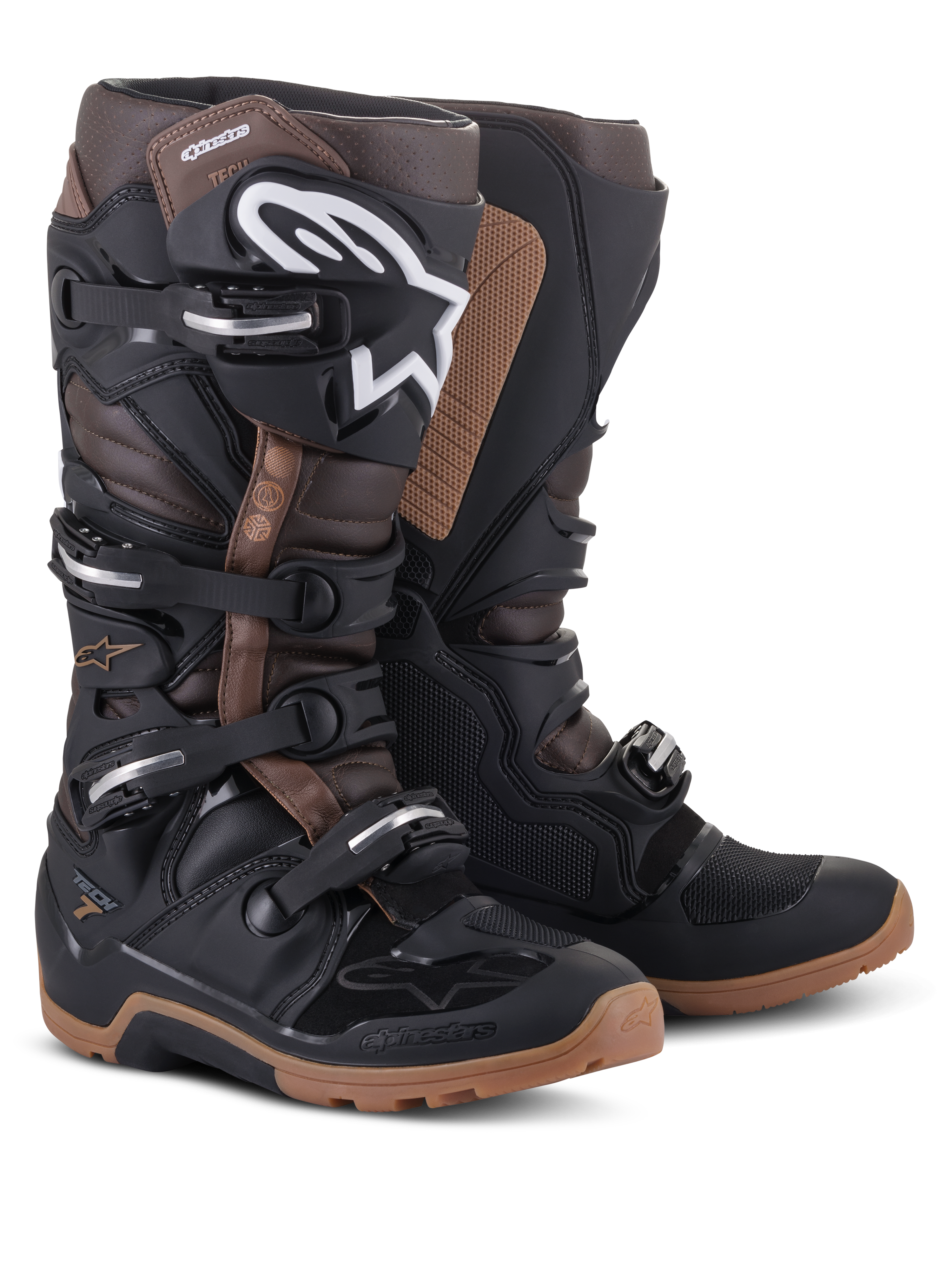 Botas Alpinestars Tech 7 Enduro, negro y marrón oscuro, botas de moto off-road con el logotipo de Alpinestars blanco en la espinilla, sistema de cierre de cuatro hebillas y suelas robustas color canela.