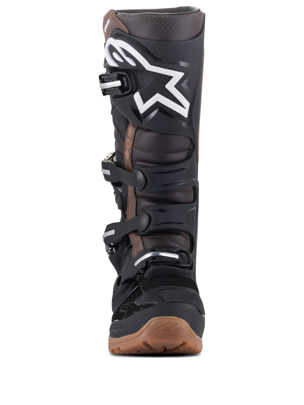 Botas Alpinestars Tech 7 Enduro, botas de motocross y enduro, negro y marrón oscuro, vista frontal que muestra el logotipo blanco en la espinillera, sistema de hebillas ajustables y suela de compuesto marrón resistente para agarre todoterreno.
