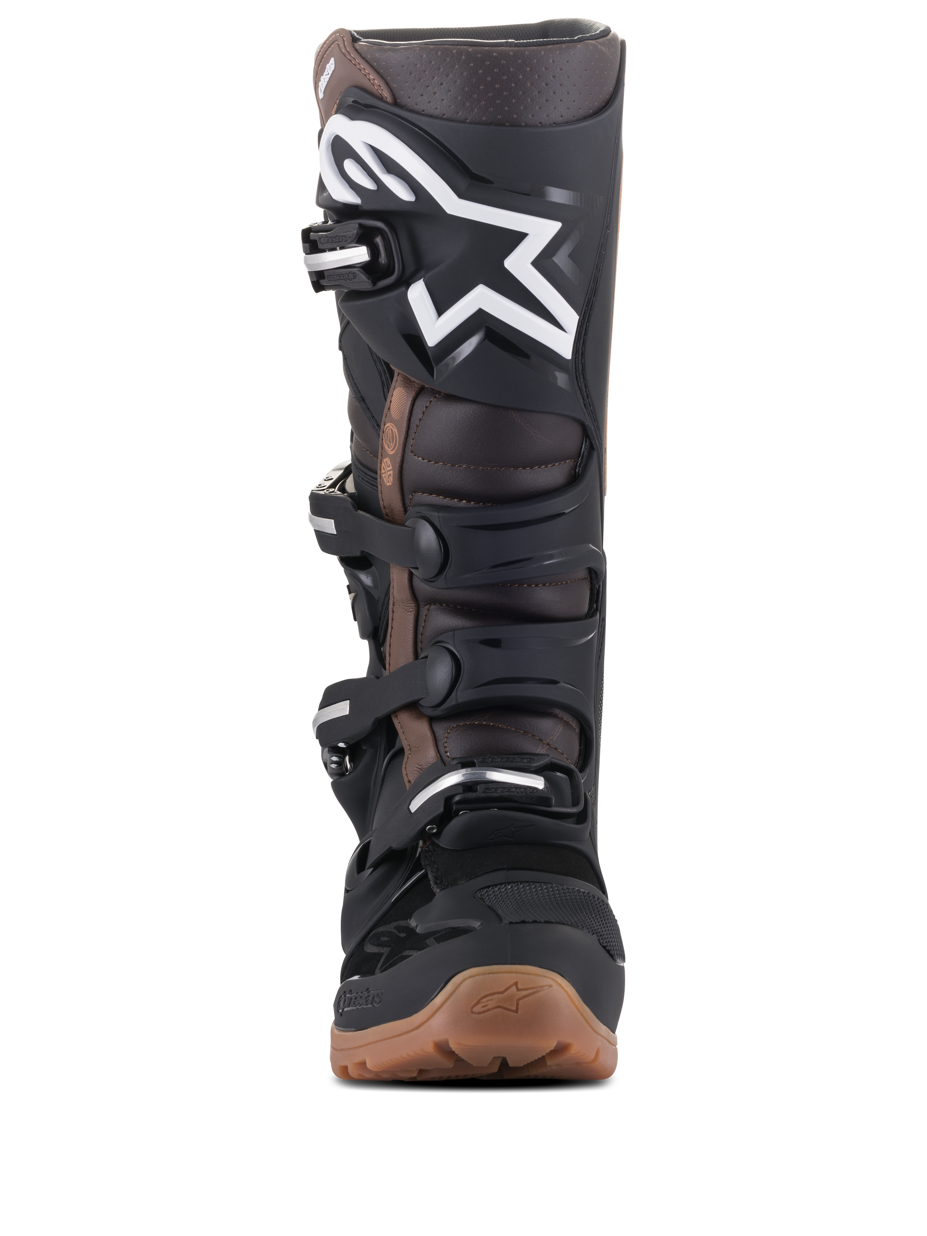 Botas Alpinestars Tech 7 Enduro, botas de motocross y enduro, negro y marrón oscuro, vista frontal que muestra el logotipo blanco en la espinillera, sistema de hebillas ajustables y suela de compuesto marrón resistente para agarre todoterreno.