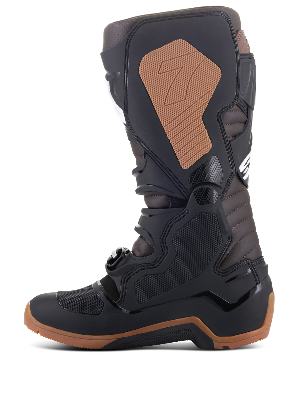 Botas Alpinestars Tech 7 Enduro, botas de motocross y off-road, negro y marrón oscuro, perfil lateral que muestra la espinillera de TPU, el sistema de hebillas, el panel de agarre medial canela con logotipo y la suela robusta específica de enduro para tracción.