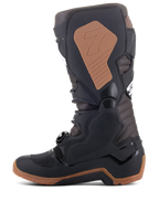 Botas Alpinestars Tech 7 Enduro, botas de motocross y off-road, negro y marrón oscuro, perfil lateral que muestra la espinillera de TPU, el sistema de hebillas, el panel de agarre medial canela con logotipo y la suela robusta específica de enduro para tracción.