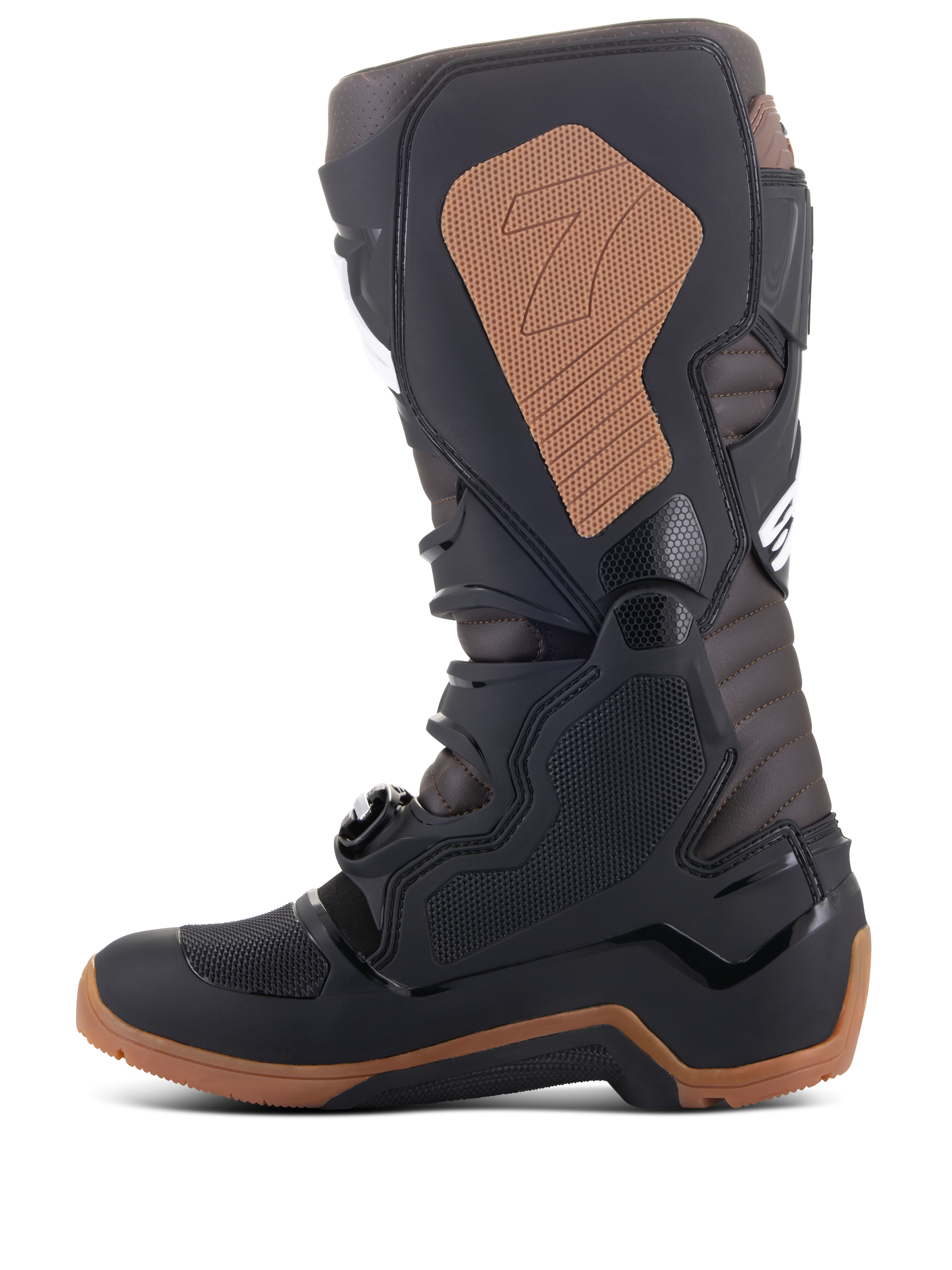 Botas Alpinestars Tech 7 Enduro, botas de motocross y off-road, negro y marrón oscuro, perfil lateral que muestra la espinillera de TPU, el sistema de hebillas, el panel de agarre medial canela con logotipo y la suela robusta específica de enduro para tracción.